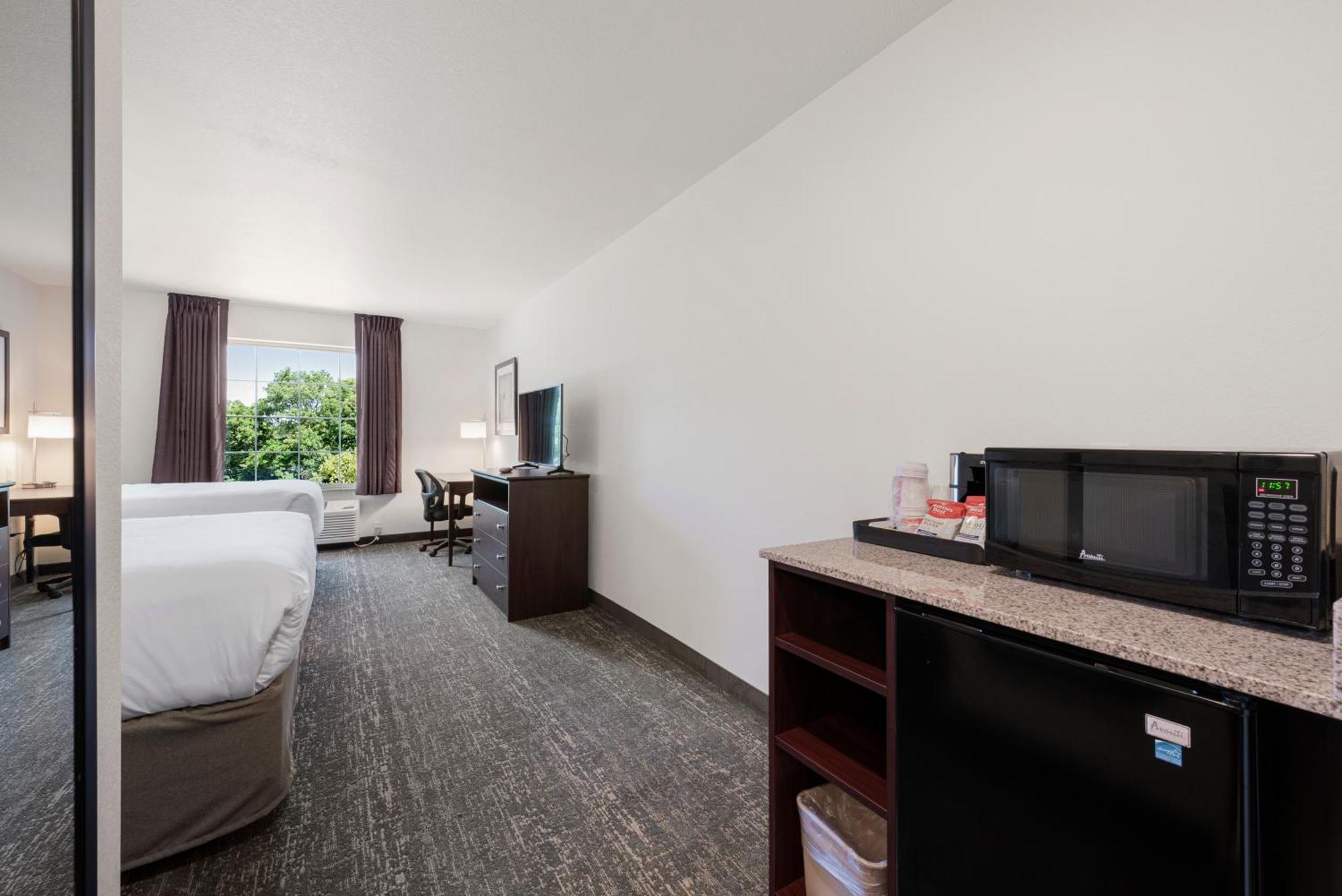 Cobblestone Hotel & Suites - Bellefontaine Buitenkant foto