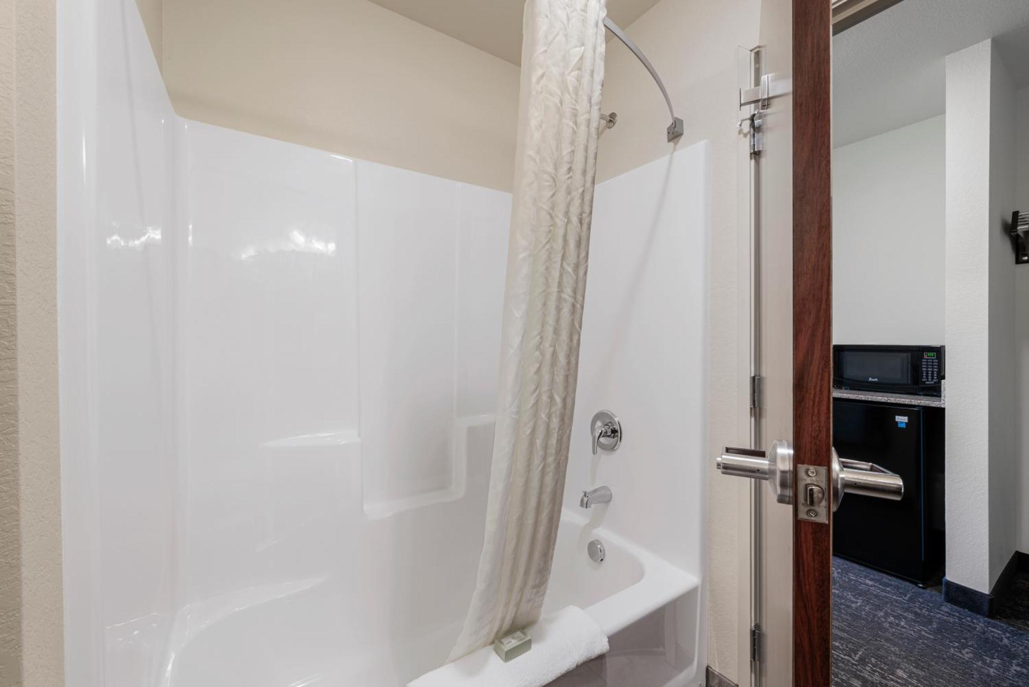 Cobblestone Hotel & Suites - Bellefontaine Buitenkant foto