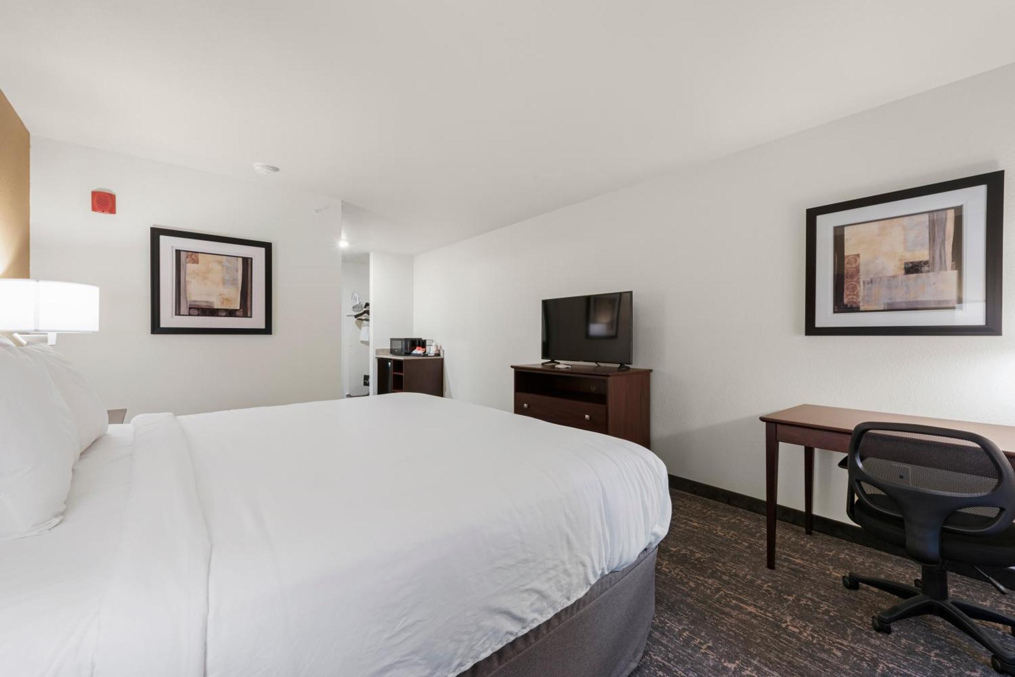 Cobblestone Hotel & Suites - Bellefontaine Buitenkant foto