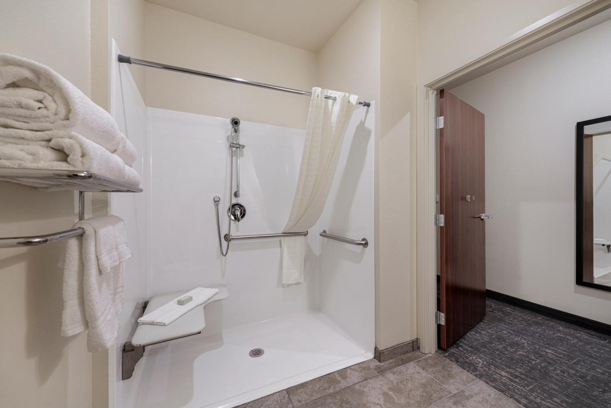 Cobblestone Hotel & Suites - Bellefontaine Buitenkant foto