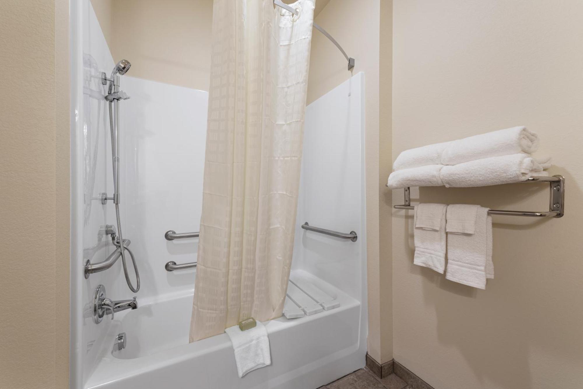 Cobblestone Hotel & Suites - Bellefontaine Buitenkant foto