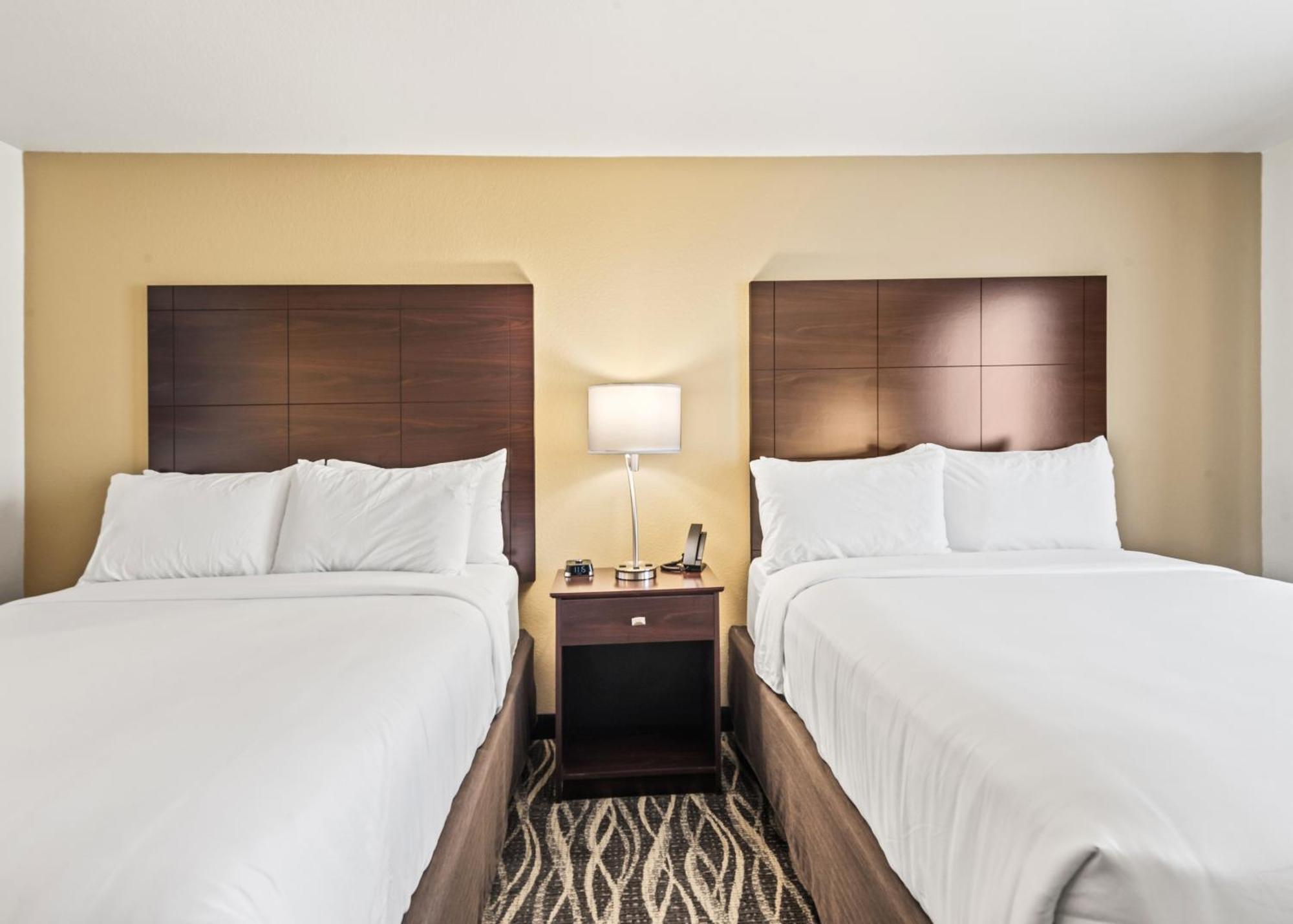 Cobblestone Hotel & Suites - Bellefontaine Buitenkant foto