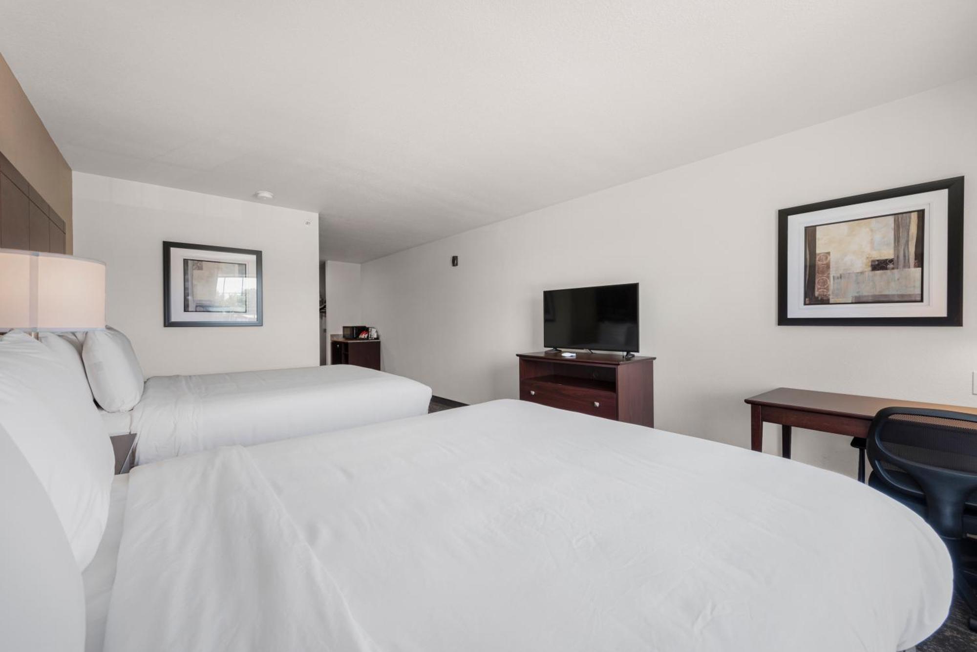 Cobblestone Hotel & Suites - Bellefontaine Buitenkant foto